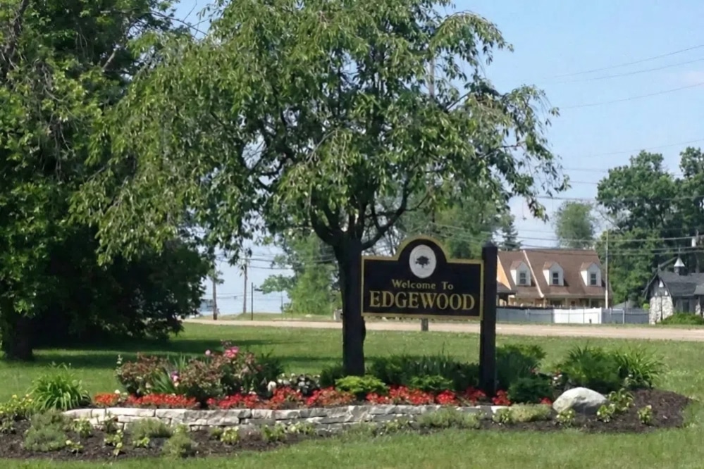 Edgewood-Kentuckypng | LandCo Group Welcome to Edgewood sign set in a landscaped flower bed with a large tree behind it